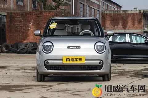 juliaann办公室丝袜大战：职场风云，性感丝袜引发办公室激战-3