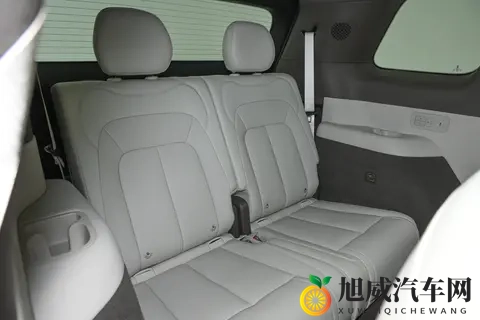 1300km 续航 + 零重力座椅！腾势 N8L 把家庭 SUV 的舒服焊死了-3