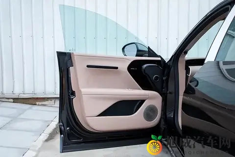 全系标配5C快充+双排按摩，这款中型SUV怎么样-3