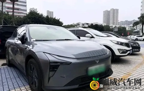 烂尾车”逆袭记：年轻人花1_3价格抢破产车刷机改装-2