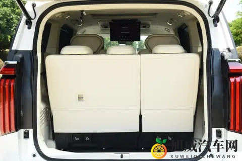 中大型MPV再添“狠角色”,标配四驱+128线激光雷达,2858万起-1