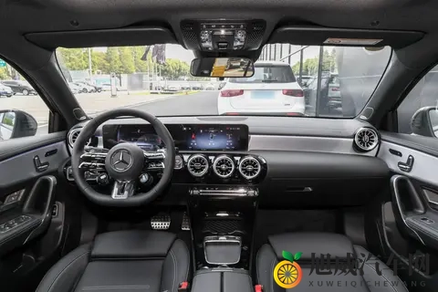 2025 款奔驰 A 级 AMG 两款车型对比：动力同源，配置差异影响选择？-2