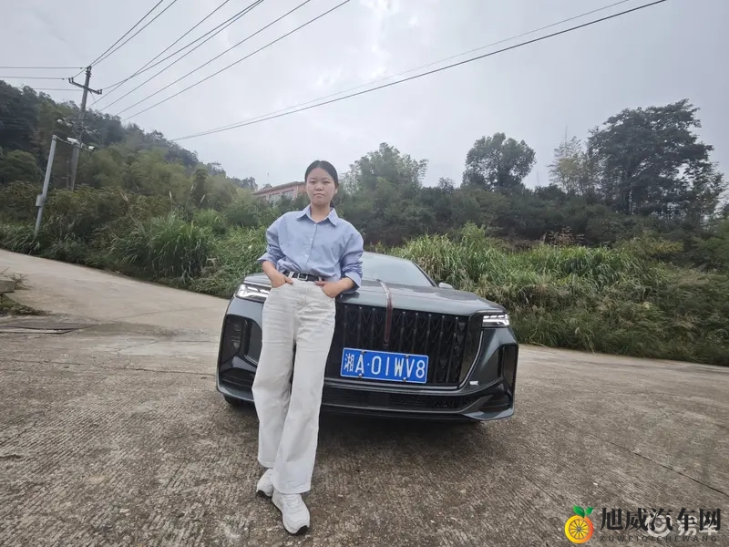 香蕉伸进桃子里：香蕉探入桃肉中，画面趣味十足-1