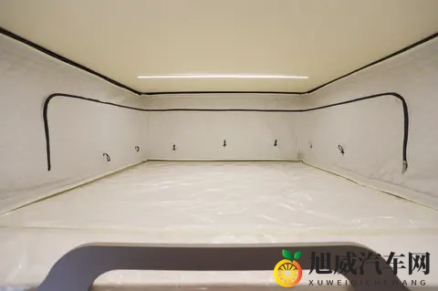 一箱油跑千公里，总电量超200度！标配四驱差速锁，还有超大床！-3