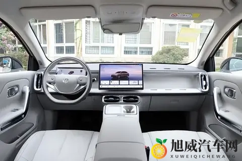 10万纯电轿车能否兼顾性能与实用？它或许给了个新答案-1