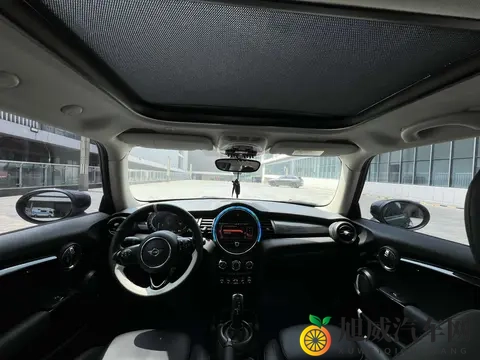 12万拿下MINI?2021款五门经典,小姐姐通勤优选-3