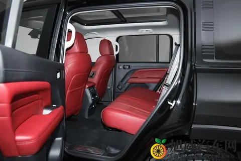 自主品牌燃油四驱中大型SUV对比，领克09和哈弗H9该如何选？-3