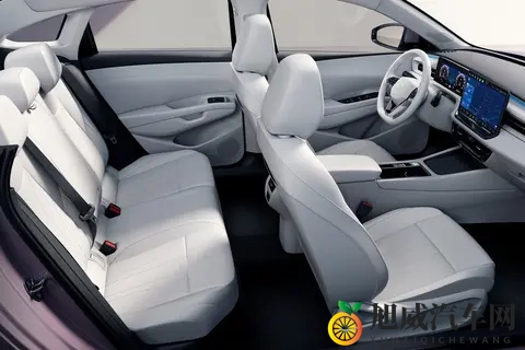 打扑克软件又叫又疼：汽车娱乐系统新功能引热议，安全驾驶需谨慎-3