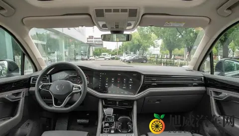 纯进口的中大型SUV，配20T发动机+空气悬挂，25款大众途锐能买？-1