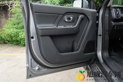 15万级SUV卷王来了！方盒子+真四驱，满油能跑1400km！-3