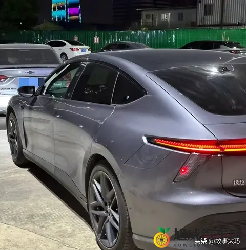 77万提走14万的新能源车！年轻人买“倒闭车”是精明还是犯傻？-1