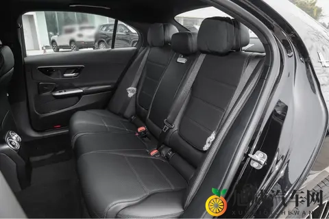 C 200 和 C 260 差 4 万值不值？后驱还是四驱？运动版和豪华版选哪个？-1