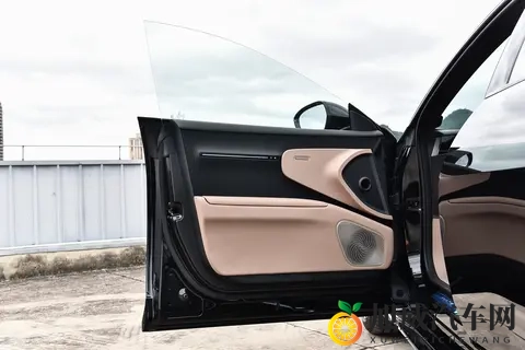 试驾阿维塔12四激光版:全系标配,辅助驾驶升级,续航更长-1