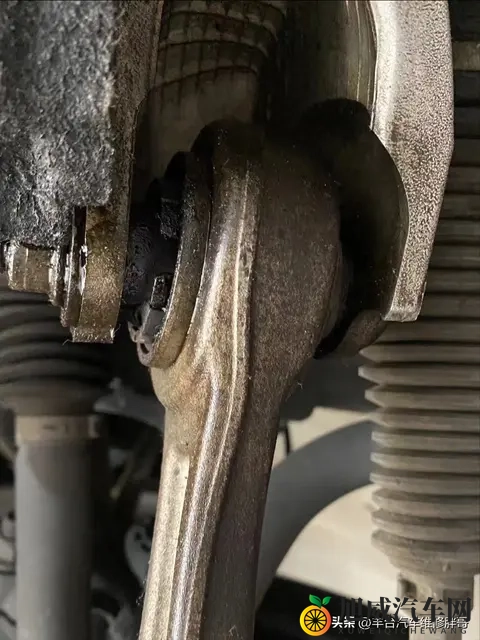 胶套裂了不换，那可就麻烦大了！-2