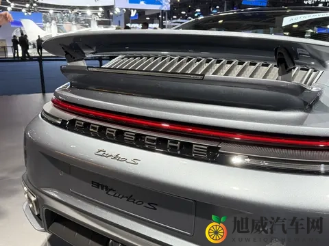 校花在处罚室光屁股抽打花蒂：校园女神受罚，裸体抽打花束现场尴尬-2