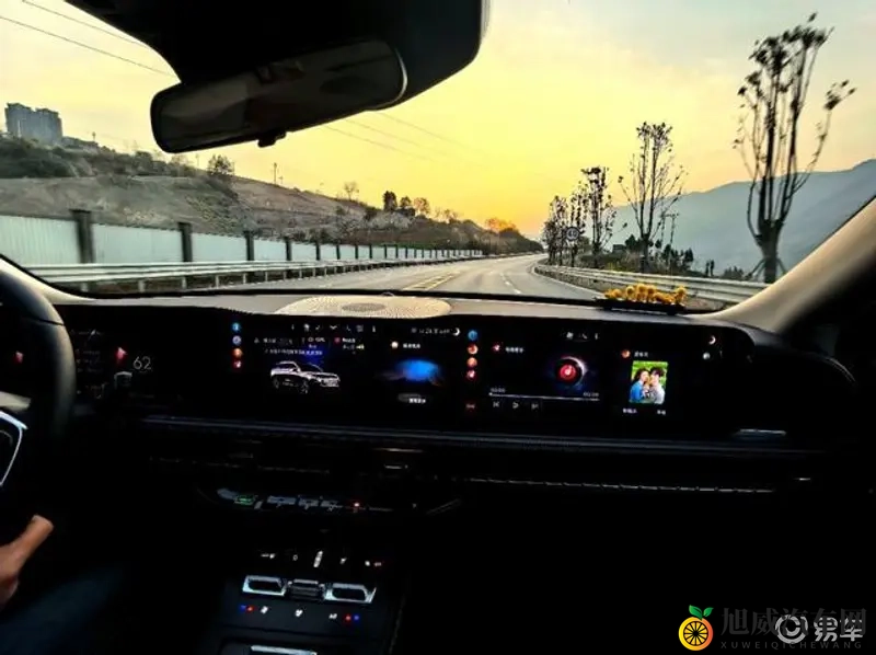 成品ppt网站大片论坛：汽车迷必看：揭秘热门汽车论坛的秘密-1