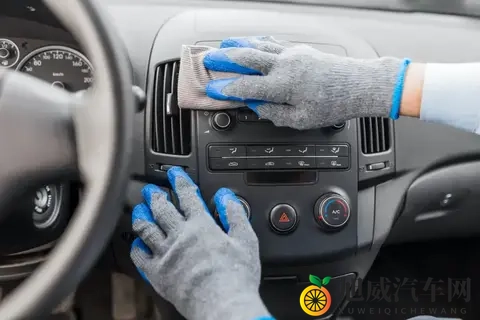 香蕉插入桃子里：香蕉巧妙搭配桃子美味佳肴-2