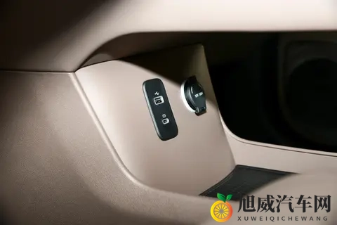 第三代蓝电E5 PLUS预售价1398万，配156寸大屏，轴距2785mm-2