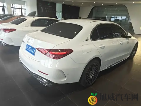 JuliaAnn与小伙子内射：性感女神与少年激情上演私密时刻-2