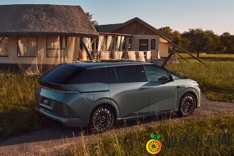 小鹏产品负责人解析电动三折叠设计 七座可秒变四座-2