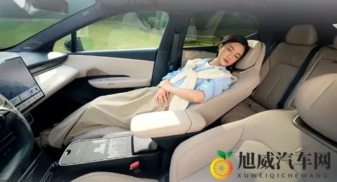 偶遇银色领克 Z20，大轮毂一装气场全开-2