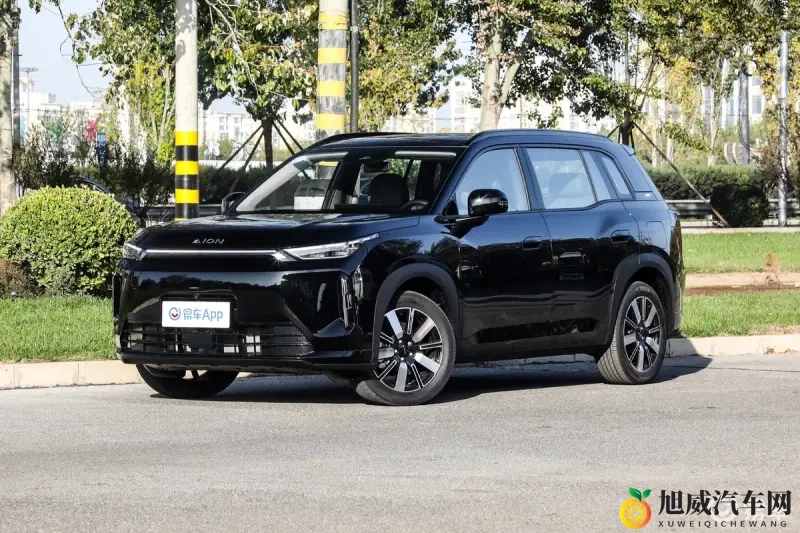 中国少妇XXX:时尚少妇驾驭豪华SUV,揭秘汽车生活秘籍-1