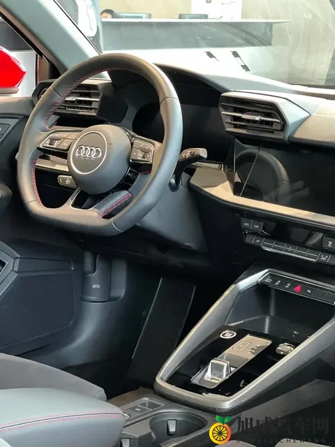 13万想选豪华车怕坑？奥迪A3实测：市区7个油，单身_情侣开着香-2