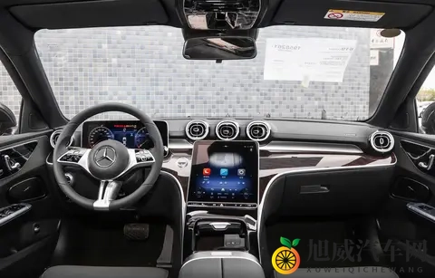 提供两驱_四驱车型，搭载15T+9AT动力，2025款奔驰C级该怎么选？-1