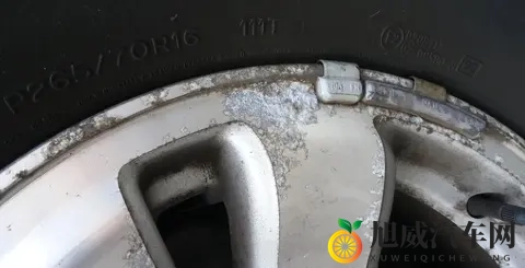 为什么说洗车的时候不要贪小便宜擦轮胎油?-3