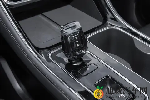 改写市场格局 岚图梦想家10月销量登顶高端MPV-1