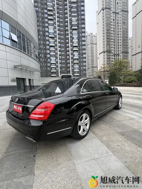 一个添下面两个吃奶：奶瓶旁三人共享温馨时光-3