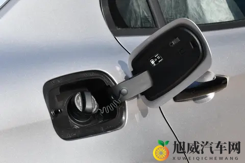 10万级燃油轿车怎么选？推荐这台，配置拉满，动力强劲，值得一看-1