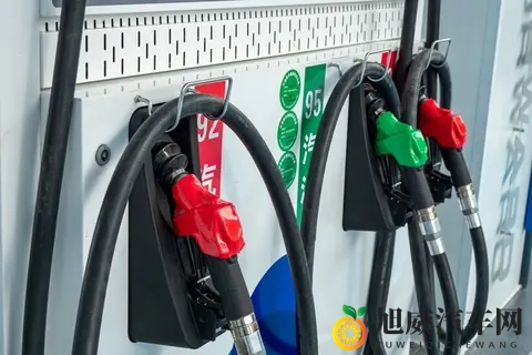 油价今晚涨5元！车主连夜排队，背后3个真相扎心了-1