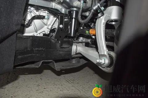 18万买C级SUV，轴距3米，油耗4L，还有空悬+CDC！-3