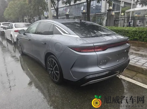 十八大禁用软件：汽车软件升级：安全智能新体验，挑战与机遇并存-2