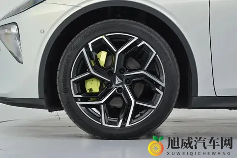 26款深蓝L06，轴距2米9，续航670公里，3C快充，156寸向日葵屏-2