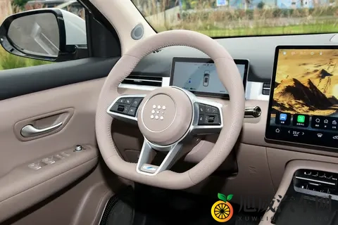 第三代蓝电E5 PLUS预售价1398万，配156寸大屏，轴距2785mm-1