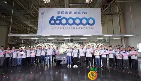 双外观_全新内饰设计_将于11月上市 上汽大众朗逸Pro正式下线-2