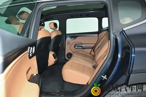 十多万入手豪华插混SUV,综合续航超1615km,香不香?-2