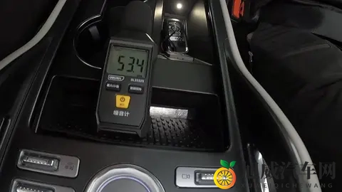 美女和男人打扑克的软件：智能驾驶新体验：游戏互动缓解疲劳-1