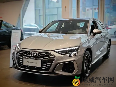 13万想选豪华车怕坑？奥迪A3实测：市区7个油，单身_情侣开着香-1