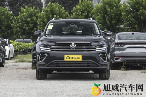 男女一起擦擦擦：汽车清洁新潮流：趣味合作提升效率-2