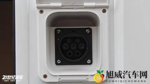 60万预算,别乱花！先看看由进口依维柯底盘打造的新星C600MAX房车-3