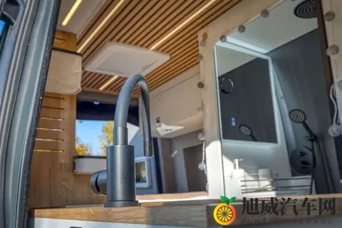 定制车型：可供两人乘坐的奔驰Sprinter 4x4，配备电磁炉和马桶-3