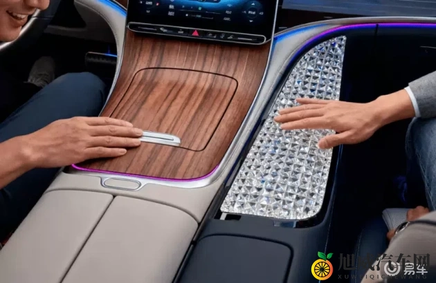 西欧女人和 交：汽车设计新趋势：从优雅到智能，揭秘现代车款魅力-2