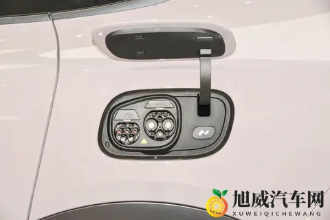 深蓝L06凭“小SU7+激光特斯拉”双buff,预定爆款-1