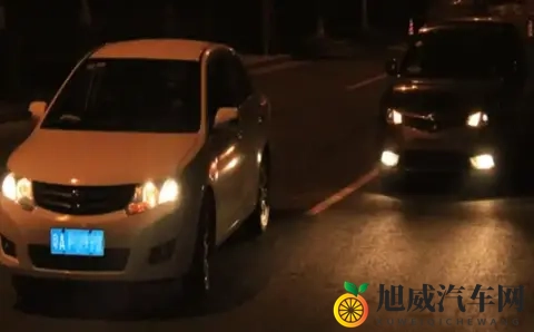 交警提醒：汽车大灯闪三下是重要暗语！不懂最好别开夜车-1