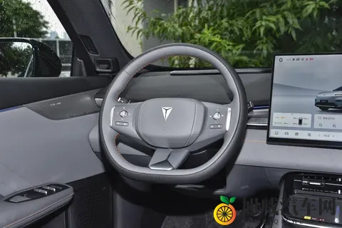 深度体验深蓝S05:没想到它这么香,620km续航+15分钟超充!-1