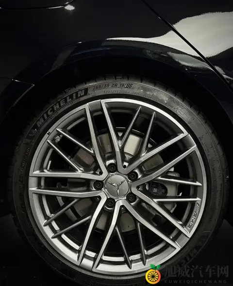 降价没换发动机，AMG C43慌了？性能车市场真变天了-2