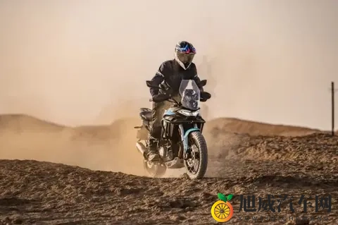 两万出头配齐三箱和双电控，这台国产ADV让春风450MT也紧张？-1